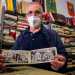 Il 72enne Giovanni Abbatescianni, proprietario dellunico negozio di fumetti usati sopravvissuto a Bari: un tempio delle vignette aperto negli anni 60 in via Bovio, dove  possibile ancora effettuare la compravendita di strisce